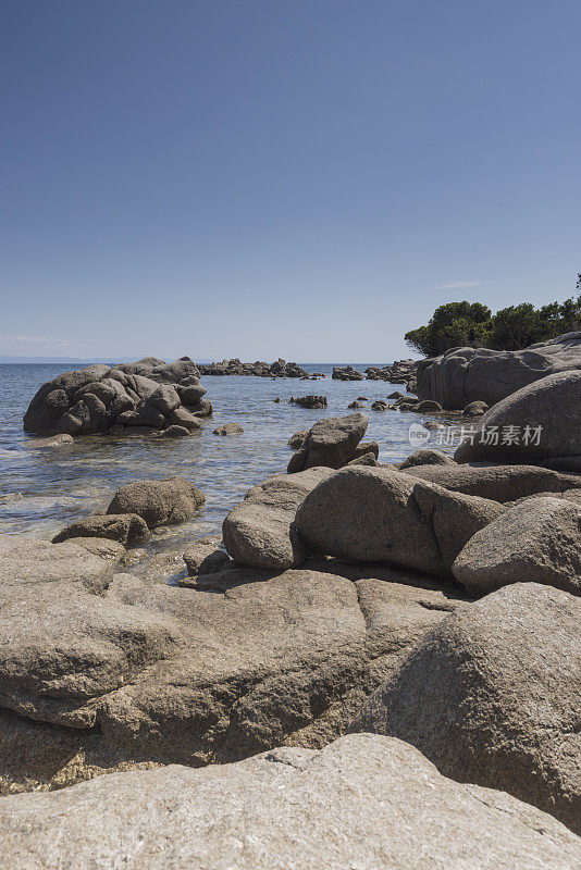 科西嘉岛Bonifacio附近的Plage de San Giovani岩石海岸线